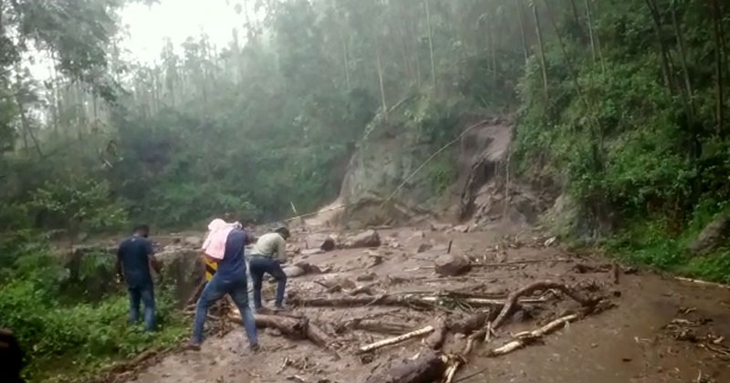 കനത്ത മഴ, മൂന്നാറില്‍ വാഹനത്തിന് മുകളിലേക്ക് മണ്ണിടിഞ്ഞുവീണു; ഒരാള്‍ കുടുങ്ങിക്കിടക്കുന്നതായി സംശയം: യാത്രാനിരോധനം ഏർപ്പെടുത്തി