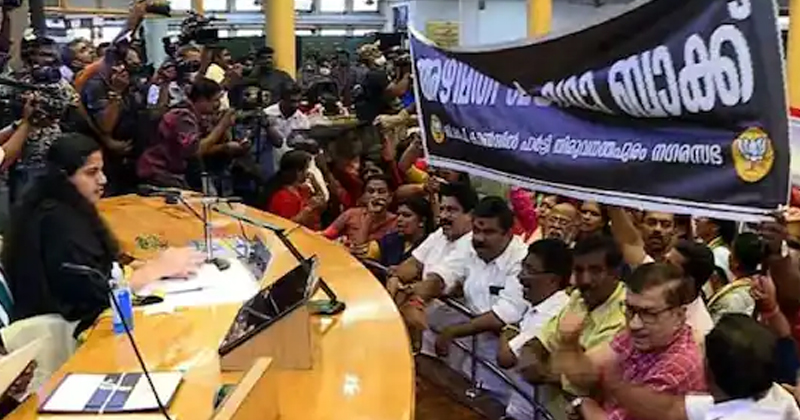കരിങ്കൊടിയും ബാനറും ഗോ ബാക്ക് വിളികളും; തിരുവനന്തപുരം:  മേയര്‍ക്കെതിരെ നഗരസഭ കൗൺസിൽ പ്രതിപക്ഷ പ്രതിഷേധം