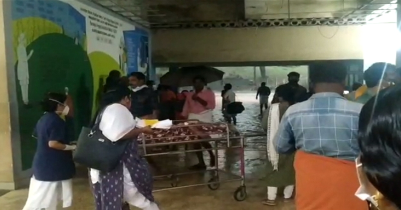 കനത്ത മഴയെ തുടർന്ന് കോട്ടയം മെഡിക്കൽ കോളേജ്   ഒ പി യിൽ വൻ വെള്ളക്കെട്ട്.