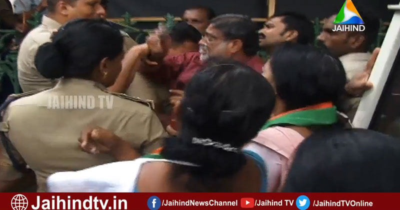 മേയറുടെ രാജി ആവശ്യപ്പെട്ട് യുഡിഎഫ് പ്രതിഷേധം: പോലീസ് അതിക്രമം; വനിതാ കൗൺസിലറെ കയ്യേറ്റം ചെയ്തു, വസ്ത്രം വലിച്ചുകീറി | VIDEO