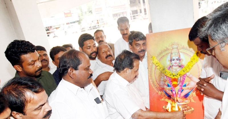 തീർത്ഥാടകർക്ക് ഒരുകൈത്താങ്ങ് പദ്ധതിയുമായി യൂത്ത് കോൺഗ്രസ്; രമേശ് ചെന്നിത്തല ഉദ്ഘാടനം ചെയ്തു