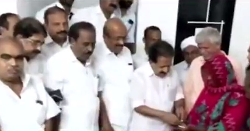 നിർധന കുടുംബത്തിന് വീടൊരുക്കി കോണ്‍ഗ്രസ്; താക്കോല്‍ ദാനം രമേശ് ചെന്നിത്തല നിർവഹിച്ചു