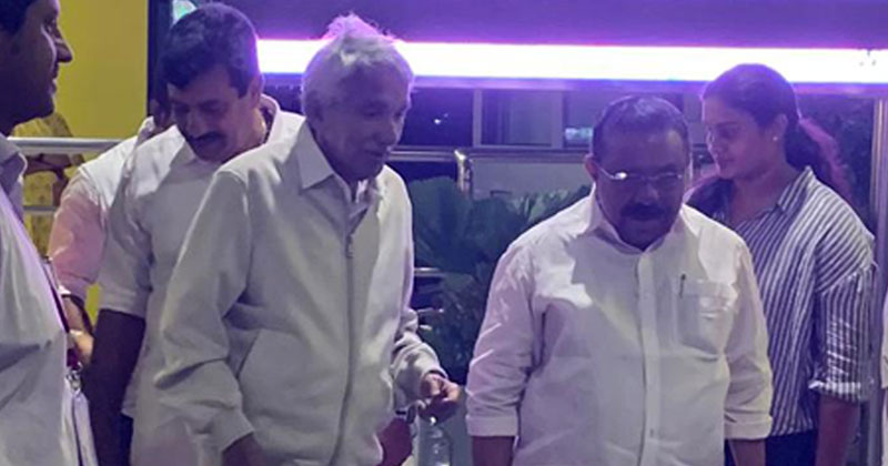 ഉമ്മന്‍ ചാണ്ടി മടങ്ങിയെത്തി; എം.എം ഹസന്‍റെ നേതൃത്വത്തില്‍ തിരുവനന്തപുരം വിമാനത്താവളത്തില്‍ സ്വീകരിച്ചു