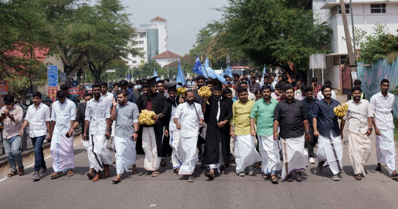 ചിന്താ ജെറോമിൻ്റെ പിഎച്ച്ഡി റദ്ദാക്കണമെന്ന് കെഎസ്‌യു; വാഴക്കുലകളുമായി യുവജന കമ്മീഷന്‍ ആസ്ഥാനത്തേക്ക് പ്രതീകാത്മക മാർച്ച്