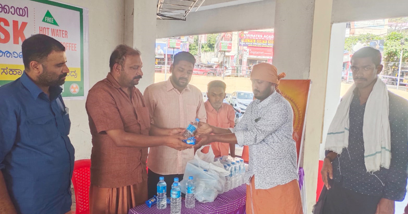 യൂത്ത് കോൺഗ്രസ് ഹെൽപ്പ് ഡസ്ക്കിന്‍റെ ഭക്ഷണസാധനങ്ങൾ അയ്യപ്പ ഭക്തർക്ക്  വിതരണം ചെയ്ത് സി.ആർ മഹേഷ് എംഎല്‍എയും കെ.പി ശ്രീകുമാറും