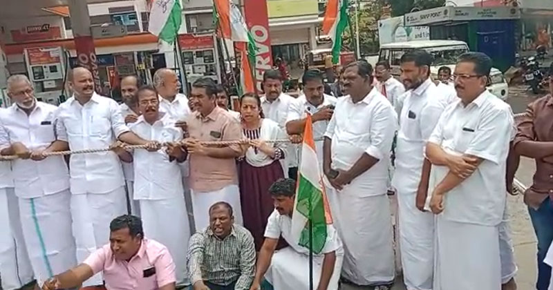 പെട്രോള്‍ ഡീസല്‍ സെസ് വർധന; സംസ്ഥാന സർക്കാരിന്‍റെ കൊള്ളയ്ക്കെതിരെ എറണാകുളത്ത് പമ്പ് ഉപരോധിച്ച് കോണ്‍ഗ്രസ് പ്രതിഷേധം