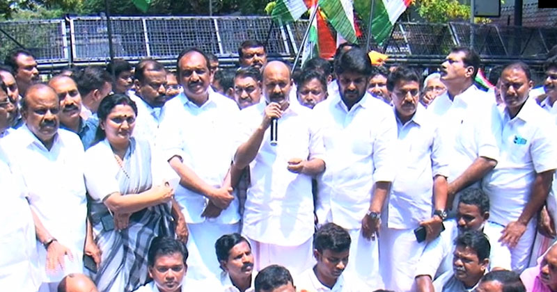 ബ്രഹ്മപുരം തീപിടിത്തം ഹൈക്കോടതിയുടെ മേല്‍നോട്ടത്തില്‍ അന്വേഷിക്കണം; കൊച്ചി കോർപ്പറേഷനിലേക്ക് കോണ്‍ഗ്രസിന്‍റെ പ്രതിഷേധ മാർച്ച്