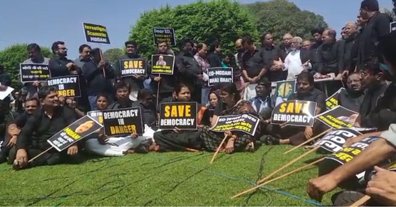 പാർലമെന്‍റില്‍ കറുപ്പണിഞ്ഞ് പ്രതിപക്ഷ എംപിമാർ; ഗാന്ധി പ്രതിമയ്ക്ക് മുന്നിലും വിജയ് ചൗക്കിലും പ്രതിഷേധം