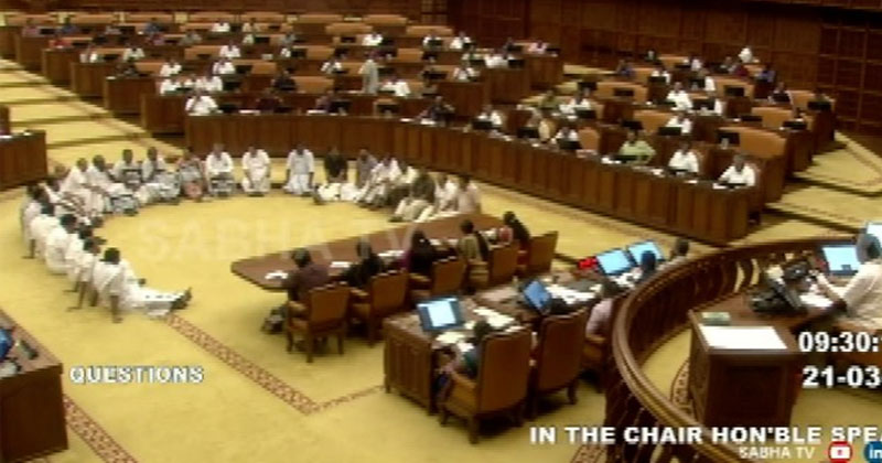 നിയമസഭ ഇന്നും പ്രക്ഷുബ്ധം; 5 പ്രതിപക്ഷ എംഎല്‍എമാര്‍ നിയസഭയുടെ നടുത്തളത്തിൽ അനിശ്ചിതകാല സത്യഗ്രഹം ആരംഭിച്ചു
