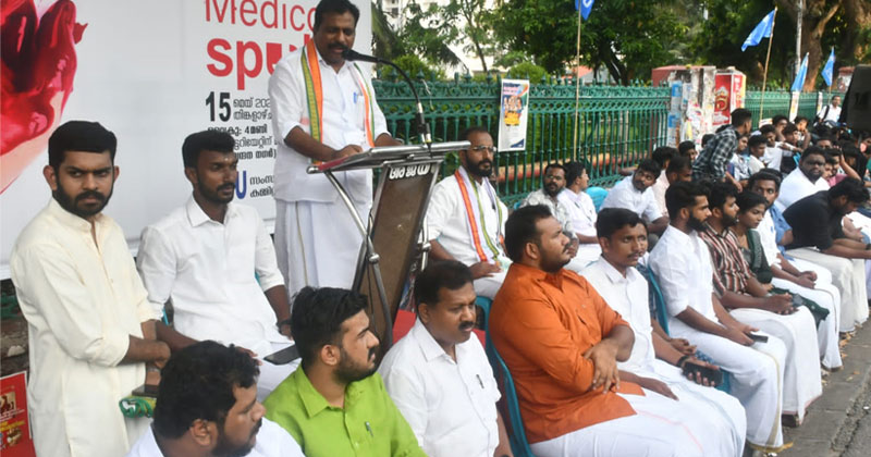 "മെഡിക്കോ സ്പീക്ക്സ് ";ഡോ.വന്ദനാ ദാസിന്‍റെ  കൊലപാതകത്തിൽ പ്രതിഷേധിച്ച് കെ.എസ്.യു സായാഹ്ന പ്രതിഷേധ സദസ്സ് സംഘടിപ്പിച്ചു