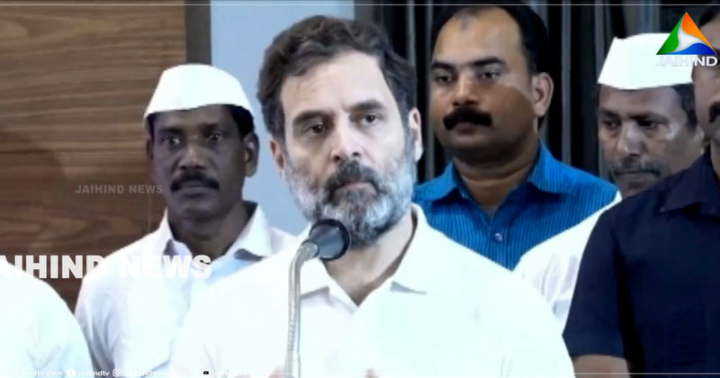 'വഴികാട്ടിയായ നേതാവ്, പ്രവർത്തകർ മാതൃകയാക്കണം'; മലപ്പുറത്തെ ഉമ്മന്‍ ചാണ്ടി അനുസ്മരണ സമ്മേളനത്തിലേക്ക് അപ്രതീക്ഷിതമായി എത്തി രാഹുല്‍ ഗാന്ധി