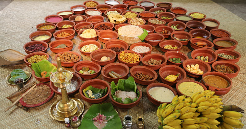ചരിത്ര പ്രസിദ്ധമായ ആറന്മുള വള്ളസദ്യയ്ക്ക് തുടക്കമായി; 64 വിഭവങ്ങളുമായി ഇനി രുചിയുടെ മേളം