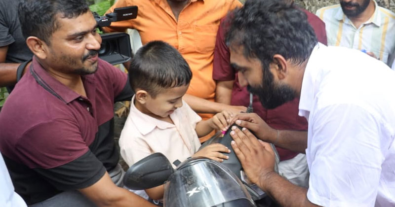 രാഹുല്‍ ഗാന്ധിക്കൊപ്പം ഇന്ത്യ മുഴുവന്‍ നടന്ന ചാണ്ടി ഉമ്മന് പുതുപ്പള്ളി നടത്തം ഒരു പ്രശ്നമേയല്ല; മണ്ഡലത്തില്‍ അതിവേഗം ചാണ്ടി ഉമ്മന്‍റെ പ്രചാരണ പദയാത്ര