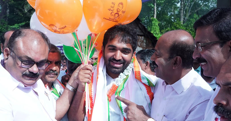 ചാണ്ടി ഉമ്മന്‍റെ വാഹനപര്യടനത്തിന് സമാപനമായി; ആവേശത്തേരേറി ശശി തരൂർ എംപിയുടെ റോഡ് ഷോയും കെഎസ്‌യു റാലിയും