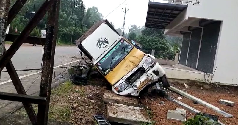 ഡ്രൈവർ ഉറങ്ങി; കോട്ടയത്ത് നിയന്ത്രണം വിട്ട പിക്കപ്പ് വാന്‍ ഇടിച്ചുകയറി അപകടം