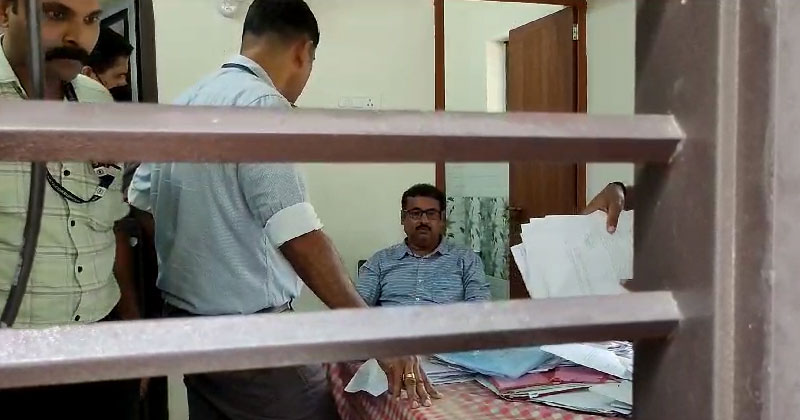 മലപ്പുറത്ത് കൈക്കൂലി വാങ്ങുന്നതിനിടെ വില്ലേജ് ഓഫീസർ പിടിയില്‍