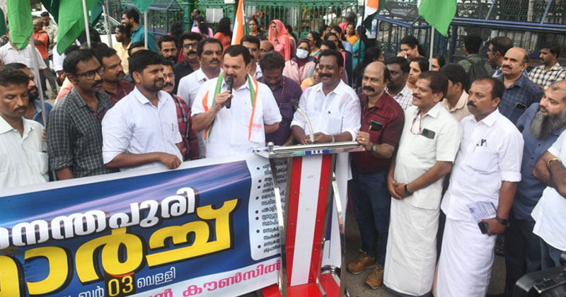 കടക്കെണിയിലായ ജനത്തിന് മമ്മൂട്ടിയുടെയും മോഹന്‍ലാലിന്‍റെയും പ്രഭാഷണം കേട്ടാല്‍ വയറു നിറയുമോ?: കെ. മുരളീധരന്‍ എംപി