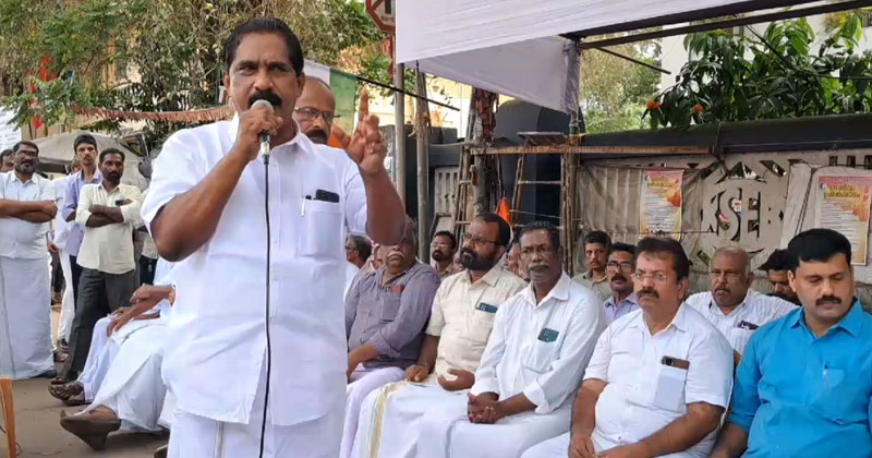‘സർക്കാരിന് സാധാരണക്കാരുടെ മെക്കിട്ടു കേറുന്ന സമീപനം’; വൈദ്യുതി ചാർജ് വർധനവിനെതിരെ കോണ്‍ഗ്രസ് മാർച്ചും ധർണ്ണയും