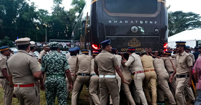 മുഖ്യമന്ത്രിയുടെ വാഹനവ്യൂഹത്തിന് നേരെ കറുത്ത ചെരിപ്പെറിഞ്ഞ് കെ.എസ്.യു; പ്രവർത്തകരെ അറസ്റ്റ് ചെയ്തു നീക്കി