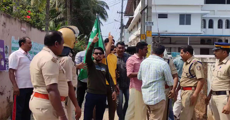 നവകേരള സദസിന്‍റെ വേദിയിലേക്കുള്ള റോഡില്‍ മാത്രം തിരക്കിട്ട് ടാറിംഗ്; തടഞ്ഞ് യൂത്ത് ലീഗ്