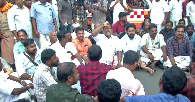 കര്‍ഷകന്റെ മൃതദേഹവുമായി റോഡ് ഉപരോധം; അമ്പലപ്പുഴ – തിരുവല്ല റോഡില്‍ ഗതാഗതതടസം
