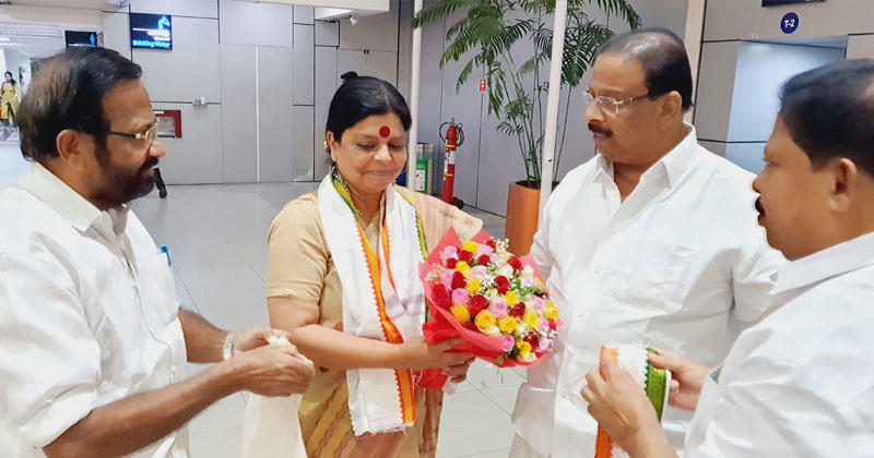 കെപിസിസി എക്സിക്യൂട്ടീവില്‍ പങ്കെടുക്കാനായി ദീപ ദാസ്മുന്‍ഷി തിരുവനന്തപുരത്ത്; വിമാനത്താവളത്തില്‍ സ്വീകരണമൊരുക്കി