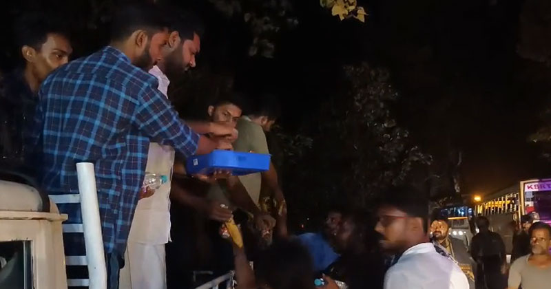 അയ്യപ്പഭക്തർക്ക് ആശ്വാസമേകി യൂത്ത് കോണ്‍ഗ്രസിന്‍റെ ഭക്ഷണവണ്ടി
