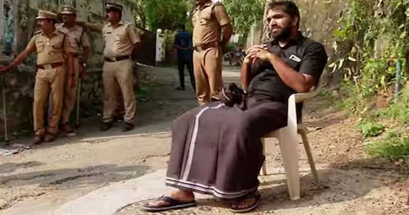 കോൺഗ്രസ്‌ മാർച്ചിനെതിരായ പോലീസ് നടപടി; കറുത്ത വസ്ത്രം അണിഞ്ഞ് ചാണ്ടി ഉമ്മന്‍റെ പ്രതിഷേധം