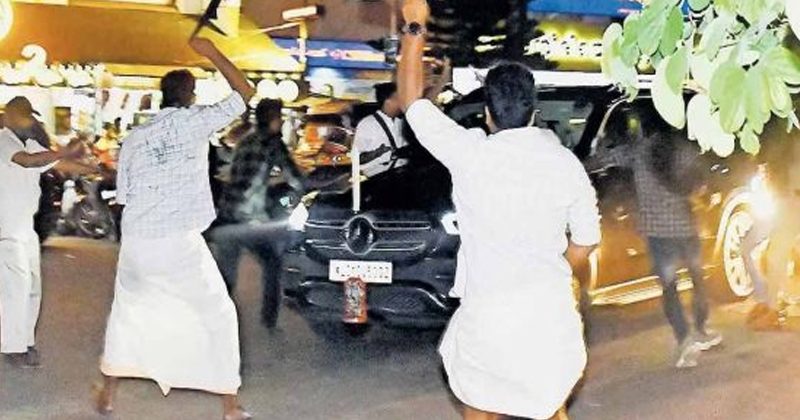 ഒളിച്ചിരുന്ന എസ്എഫ്‌ഐക്കാര്‍ അപ്രതീക്ഷിതമായി ചാടിവീണു; ഗവര്‍ണറെ തടഞ്ഞതില്‍ പോലീസിനെ വെളളപൂശി റിപ്പോര്‍ട്ട്