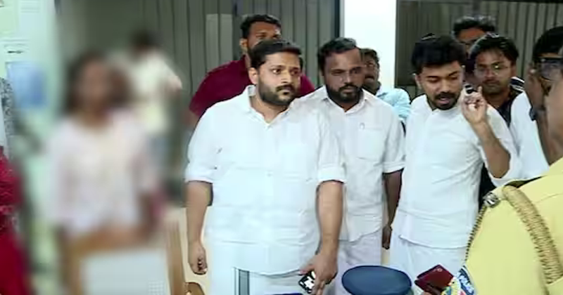 ആറന്മുള സ്‌റ്റേഷനില്‍ പ്രതിഷേധിച്ച യൂത്ത് കോണ്‍ഗ്രസ്, കെ.എസ്.യു പ്രവര്‍ത്തകര്‍ക്കെതിരെ ജാമ്യമില്ലാ വകുപ്പുകള്‍ പ്രകാരം കേസ്