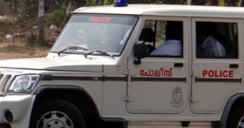 മിണ്ടിയും പറഞ്ഞും..... സുരക്ഷാ ഡ്യൂട്ടിക്കിടെ  കുശലാന്വേഷണം നടത്തിയ വനിതാ പൊലീസുകാര്‍ക്കെതിരെ അച്ചടക്കനടപടി