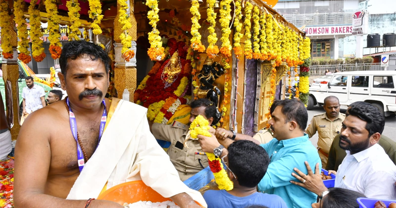 തങ്കി അങ്കി ഘോഷയാത്രയ്ക്ക് സ്വീകരണം നല്‍കി യൂത്ത് കോണ്‍ഗ്രസ്