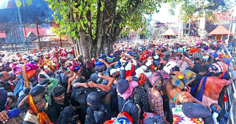 അയ്യപ്പനെ കാണാനെത്തിയവര്‍ക്ക് പന്തളം കടക്കാനാകുന്നില്ല; ഭക്ഷണവും വെളളവുമില്ലാതെ തീര്‍ത്ഥാടകര്‍ ബുദ്ധിമുട്ടുന്നു