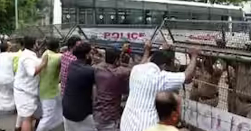 മുഖ്യമന്ത്രിയുടെ ഗണ്‍മാന്‍റെ വീടിന് മുന്നില്‍ യൂത്ത് കോണ്‍ഗ്രസ് പ്രതിഷേധം; പോലീസ് ജലപീരങ്കി പ്രയോ​ഗിച്ചു