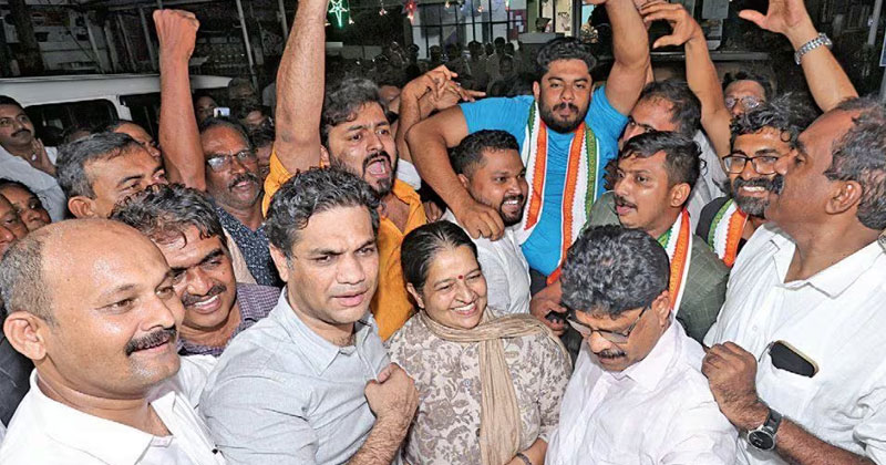 മുഖ്യമന്ത്രിയെ കരിങ്കൊടി കാണിച്ചതിന് കള്ളക്കേസെടുത്ത പോലീസിന് തിരിച്ചടി: സ്റ്റേഷന്‍ ഉപരോധിച്ച് കോണ്‍ഗ്രസ്; യൂത്ത് കോണ്‍ഗ്രസ് പ്രവർത്തകർക്ക് ജാമ്യം