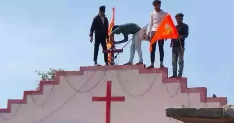 ക്രിസ്ത്യന്‍ പള്ളിയില്‍ അതിക്രമിച്ചു കയറി കാവിക്കൊടി കെട്ടി; സംഭവത്തില്‍ എഫ്. ഐ. ആര്‍ രജിസ്റ്റര്‍ ചെയ്യാന്‍ പോലീസ് തയാറായിട്ടില്ല