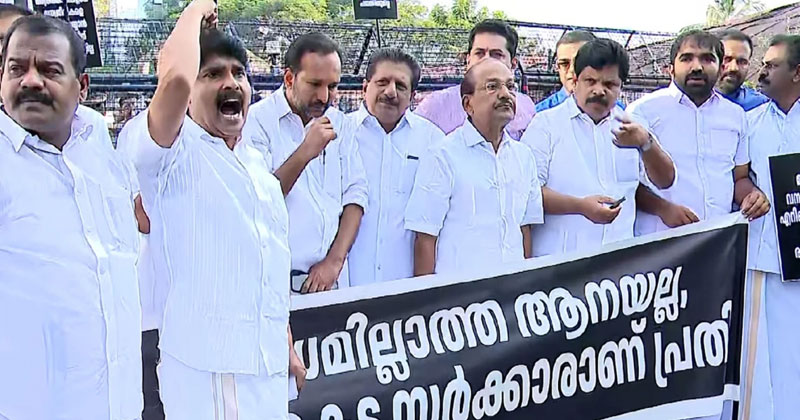 വനം മന്ത്രി രാജിവയ്ക്കണം; ബോധമില്ലാത്ത ആനയല്ല കഴിവുകെട്ട സര്‍ക്കാരാണ് ഒന്നാം പ്രതി, ബാനറുമായി പ്രതിപക്ഷ എംഎല്‍എമാരുടെ മാര്‍ച്ച്