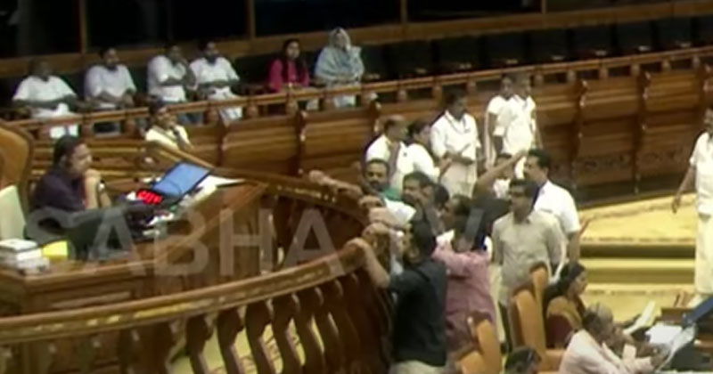 ‘രക്ഷാപ്രവര്‍ത്തന’ത്തിലെ അടിയന്തരപ്രമേയ നോട്ടീസ് തള്ളി; നടുത്തളത്തിൽ ഇറങ്ങി പ്രതിഷേധിച്ച് പ്രതിപക്ഷം