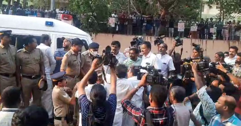 കോഴിക്കോട് കാട്ടുപോത്തിന്‍റെ ആക്രമണത്തില്‍ വയോധികന് ദാരുണാന്ത്യം: നോക്കുകുത്തിയായി സർക്കാരും വനം വകുപ്പും; പ്രാണഭയത്തില്‍ ജനം, പ്രതിഷേധം