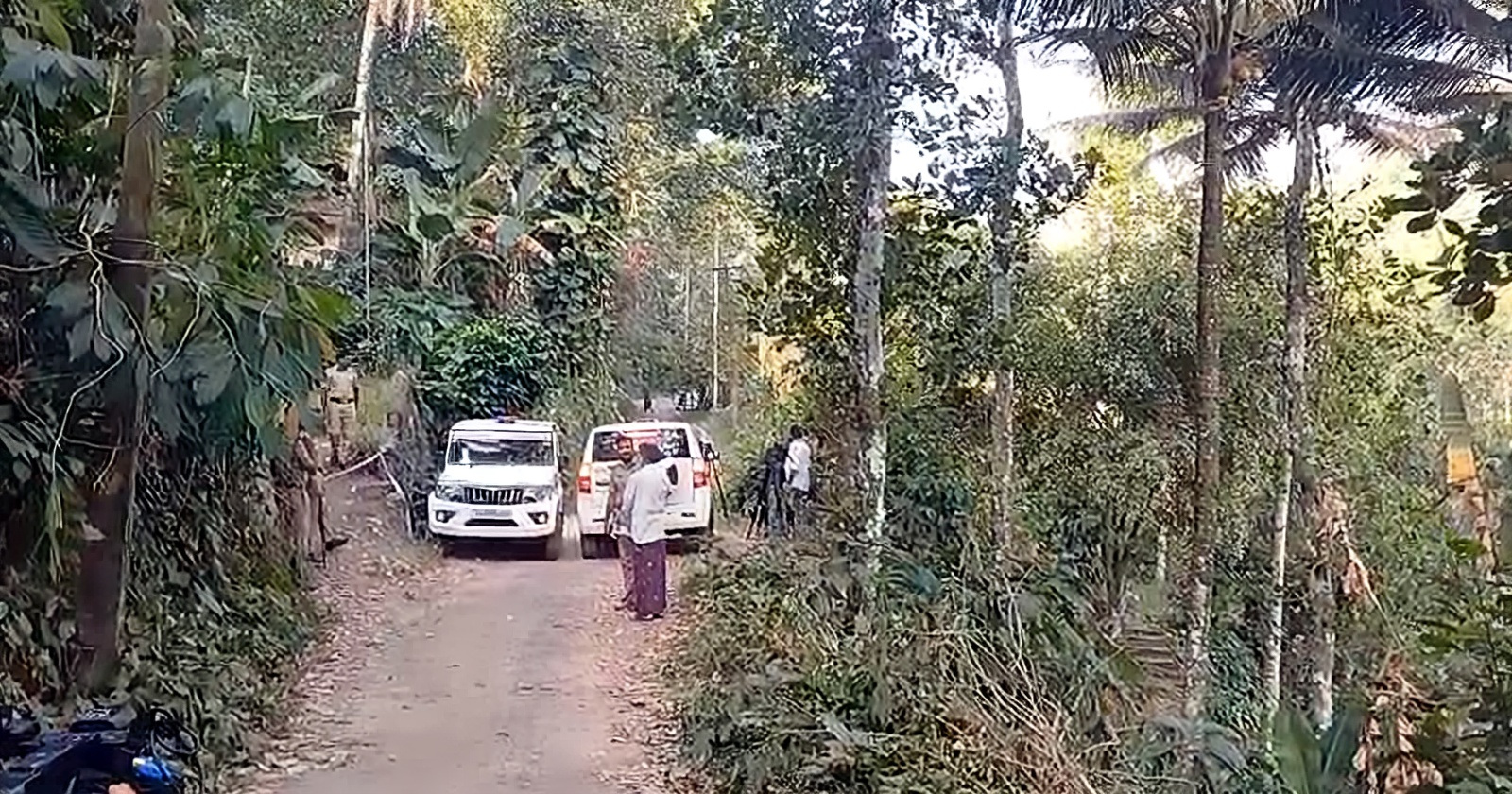 കുഞ്ഞിനെ കുഴിച്ചിട്ടത് തൊഴുത്തില്‍, മുത്തച്ഛനെ മുറിക്കുള്ളില്‍; കട്ടപ്പനയിലേത് നരബലി? ദുരൂഹത നീക്കാന്‍ പോലീസ്