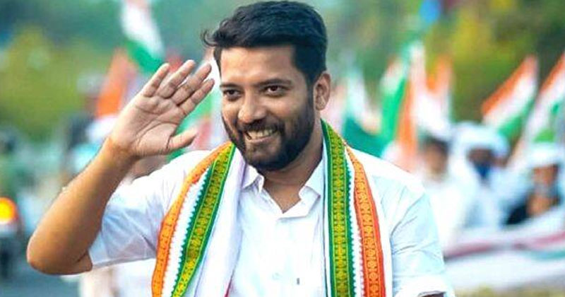 ഞാൻ എവിടെയും പോവുന്നില്ലല്ലോ.. ജോലിക്കു പോകുന്നതു പോലെയല്ലേ; കണ്ണീരോടെ വടകരയിലേക്ക് യാത്രയയപ്പ് നല്‍കിയവരെ ആശ്വസിപ്പിച്ച് ഷാഫി പറമ്പില്‍