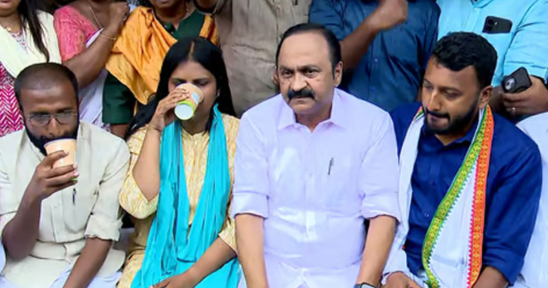 സിദ്ധാര്‍ത്ഥന്‍റെ മരണത്തില്‍ സിബിഐ അന്വേഷണം; കോണ്‍ഗ്രസിന്‍റെ സമരം വിജയിച്ചു, നിരാഹാരം അവസാനിപ്പിച്ച് നേതാക്കള്‍