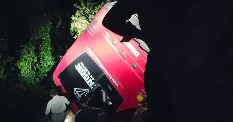 കോഴിക്കോട് ടൂറിസ്റ്റ് ബസ് മറിഞ്ഞ് ഒരു മരണം; നിരവധി പേർക്ക് പരിക്ക്