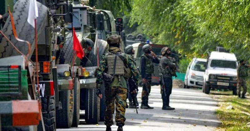 ജമ്മു കശ്മീരിലെ പുല്‍വാമയില്‍ സുരക്ഷാ സേനയും ഭീകരരും തമ്മില്‍ ഏറ്റുമുട്ടല്‍; സംഭവം സുരക്ഷാ സേന പരിശോധനയ്ക്ക് എത്തിയപ്പോള്‍