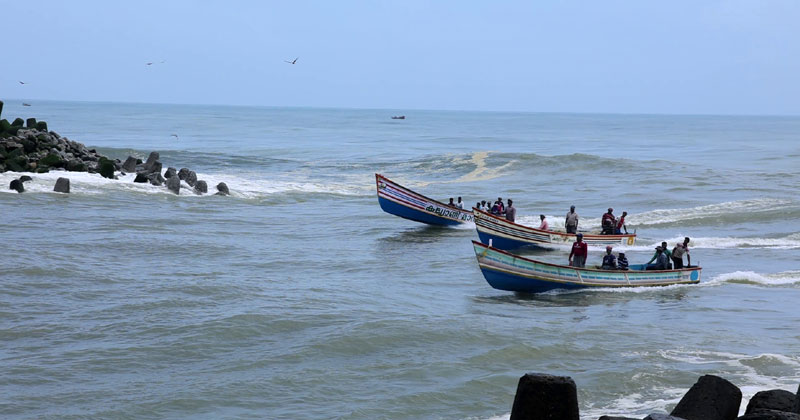 മുതലപ്പൊഴിയില്‍ ഇന്നും അപകടം; വള്ളം മറിഞ്ഞ് മൂന്നു മത്സ്യത്തൊഴിലാളികള്‍ കടലില്‍ വീണു