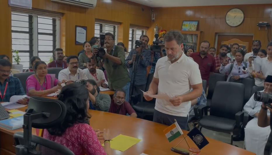 വയനാട്ടില്‍ രാഹുല്‍ ഗാന്ധി നാമനിർദേശ പത്രിക സമർപ്പിച്ചു; ജനങ്ങളുടെ പ്രശ്നങ്ങൾക്ക് പരിഹാരം കാണാൻ കൂടെയുണ്ടാവുമെന്ന് ഉറപ്പ് നല്‍കി