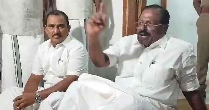 കാസർഗോഡ് നാമനിർദ്ദേശ പത്രിക സമർപ്പിക്കാനുള്ള ടോക്കണ്‍ ചൊല്ലി തർക്കം; കളക്ട്രേറ്റിൽ പ്രതിഷേധിച്ച് രാജ്മോഹൻ ഉണ്ണിത്താൻ