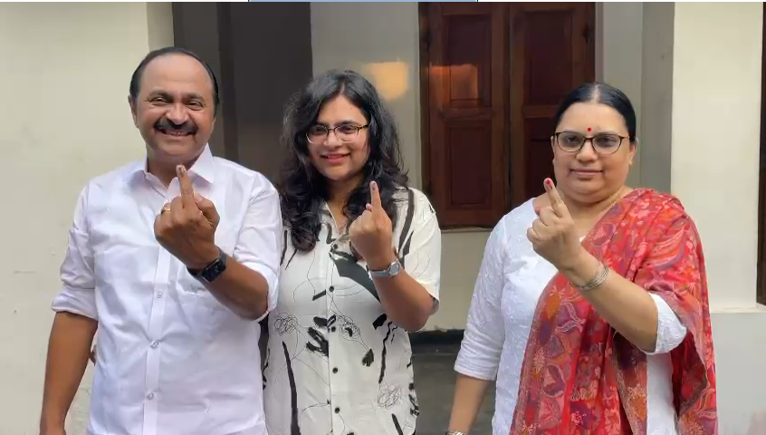 ലോക്സഭ തിരഞ്ഞെടുപ്പ് കേന്ദ്ര-സംസ്ഥാന സർക്കാരുകൾക്കെതിരായ വിധിയെഴുത്താകും; വോട്ട് രേഖപ്പെടുത്തി വി.ഡി.സതീശന്‍
