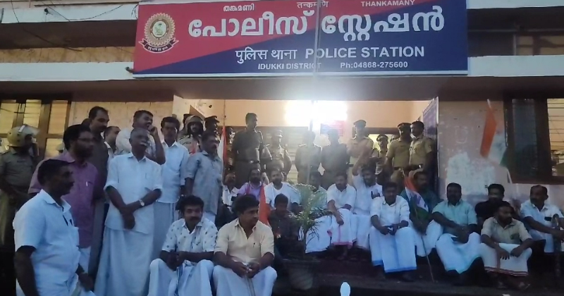 യൂത്ത് കോൺഗ്രസ് പ്രവർത്തകരെ  കള്ളക്കേസിൽ കുടുക്കി പോലീസ്; സ്റ്റേഷനു മുന്നില്‍ പ്രതിഷേധം