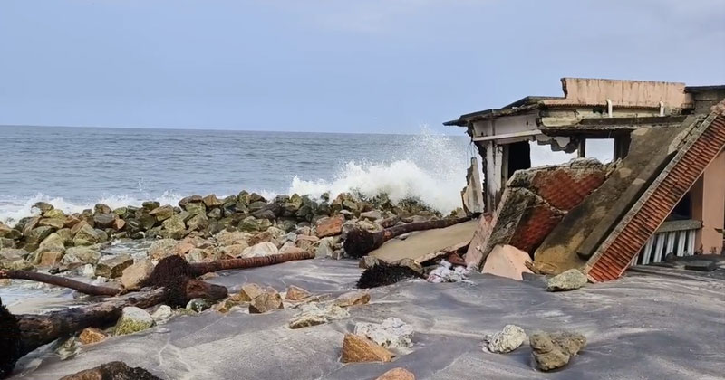 കള്ളക്കടല്‍ പ്രതിഭാസം: സംസ്ഥാനത്ത് തീരദേശ മേഖലയില്‍ കടലാക്രമണം രൂക്ഷം; അഞ്ചുതെങ്ങില്‍ വീടുകളിലേക്ക് വെള്ളം കയറി
